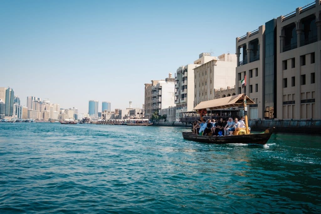 Lohnt sich Dubai? Warum Dubai? DUBAI, UAE - MARCH 7: Boats Abra ferries cruise business on the Bay Creek