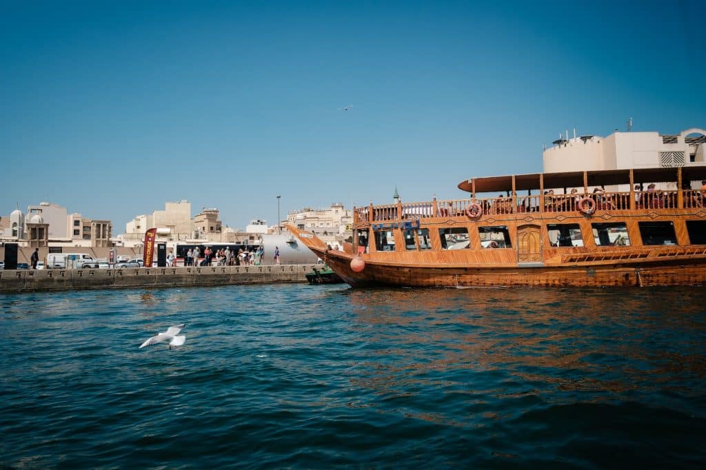 Lohnt sich Dubai? Warum Dubai? DUBAI, UAE - MARCH 7: Boats Abra ferries cruise business on the Bay Creek