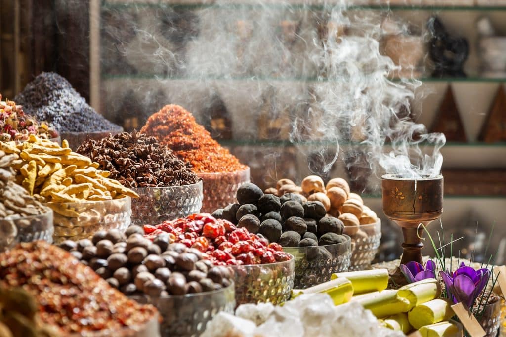 Lohnt sich Dubai? Warum Dubai? Various spices and bukhoor agar wood burner at Dubai spice market, United Arab Emirates